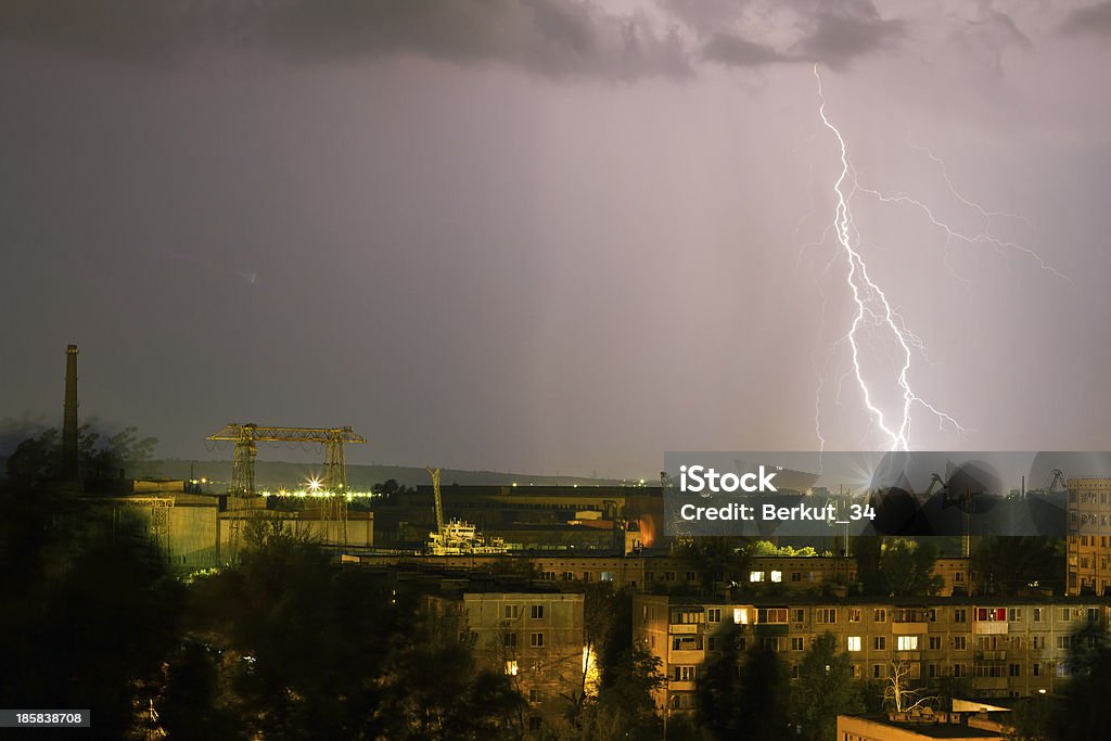 Storm para a cidade.  Relâmpago flashed - Foto de stock de Acender royalty-free
