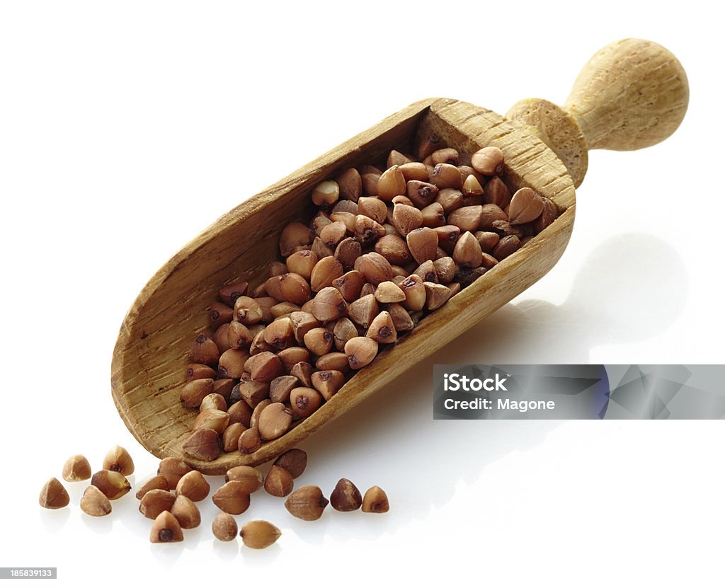 Bola de madeira com trigo sarraceno - Foto de stock de Amontoamento royalty-free
