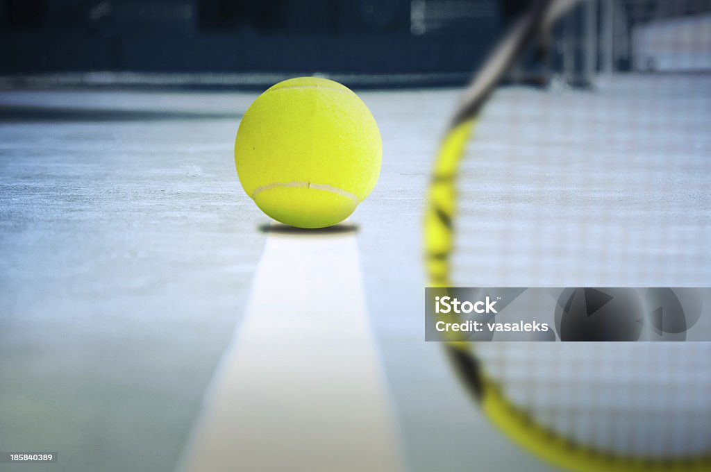 Palla da Tennis alla riga - Foto stock royalty-free di Ambientazione esterna