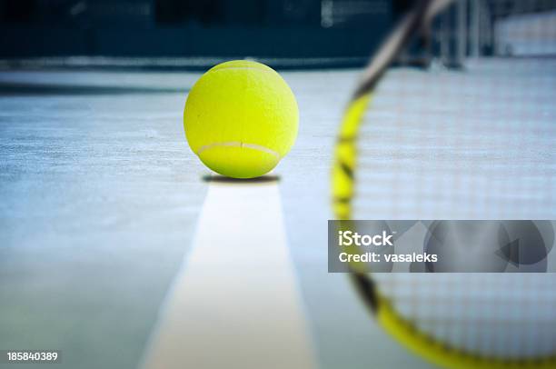 Palla Da Tennis Alla Riga - Fotografie stock e altre immagini di Ambientazione esterna - Ambientazione esterna, Attività, Attrezzatura
