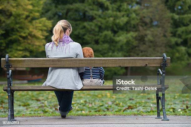 Mutter Und Sohn Sitzt Auf Park Bench Stockfoto und mehr Bilder von 12-17 Monate - 12-17 Monate, Abgeschiedenheit, Alleinerzieherin