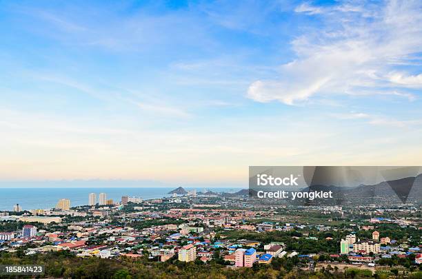 Colorido Horizonte De La Ciudad De Hua Hin Foto de stock y más banco de imágenes de Agua - Agua, Aire libre, Amarillo - Color