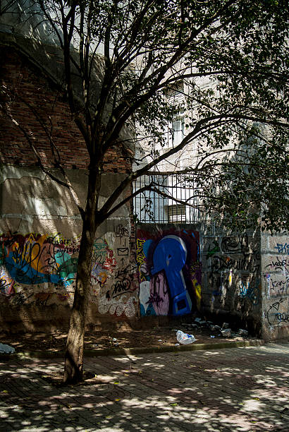 istock Dirty Street 185844275