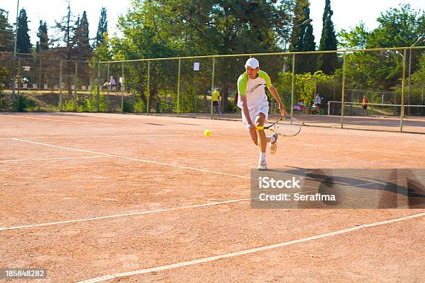 Hombre Jugando Al Tenis Foto de stock y más banco de imágenes de Actividad - Actividad, Actividad al aire libre, Adulto