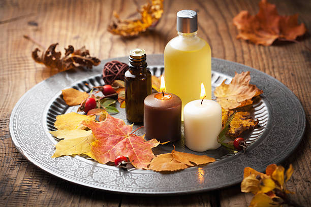 autumn spa und aromatherapie - herbst kerzen stock-fotos und bilder