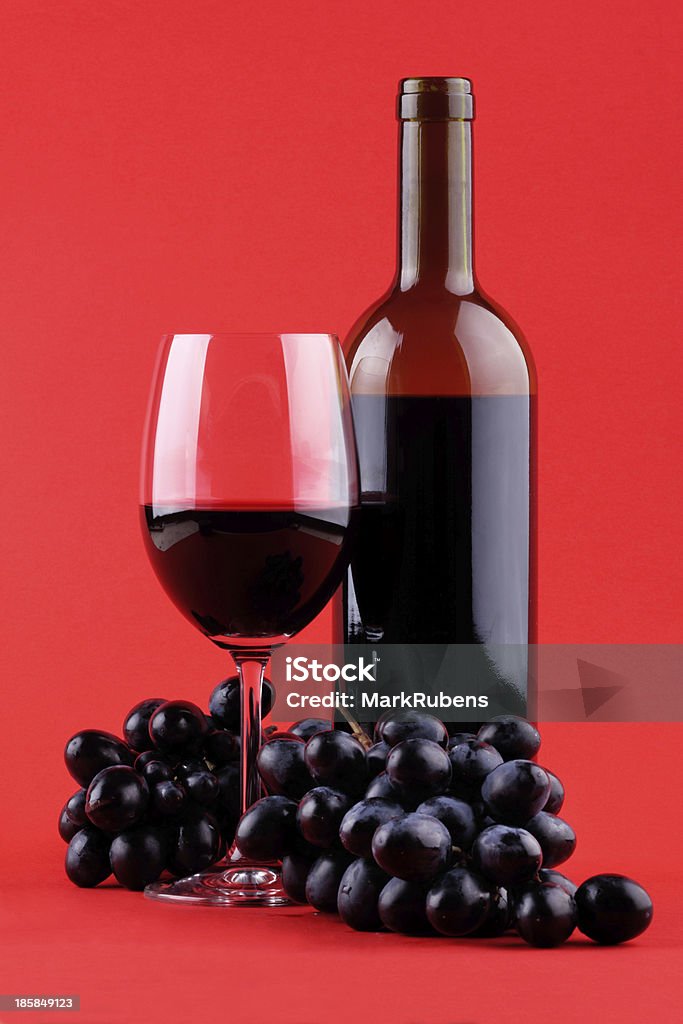 Vino su sfondo rosso - Foto stock royalty-free di Bottiglia di vino