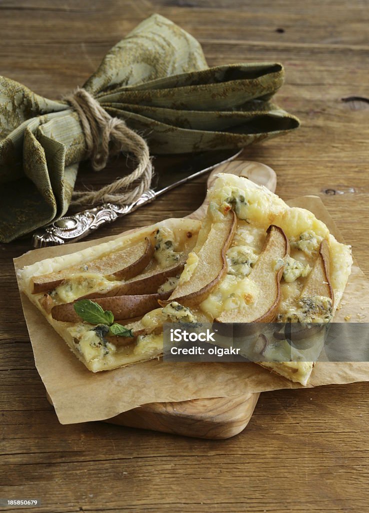 Brioche Crostata con formaggio blu e pere - Foto stock royalty-free di Alimentazione sana