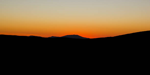 silhouette delle ande.  tramonto nel deserto di atacama. - panoramic nature atacama region south america foto e immagini stock