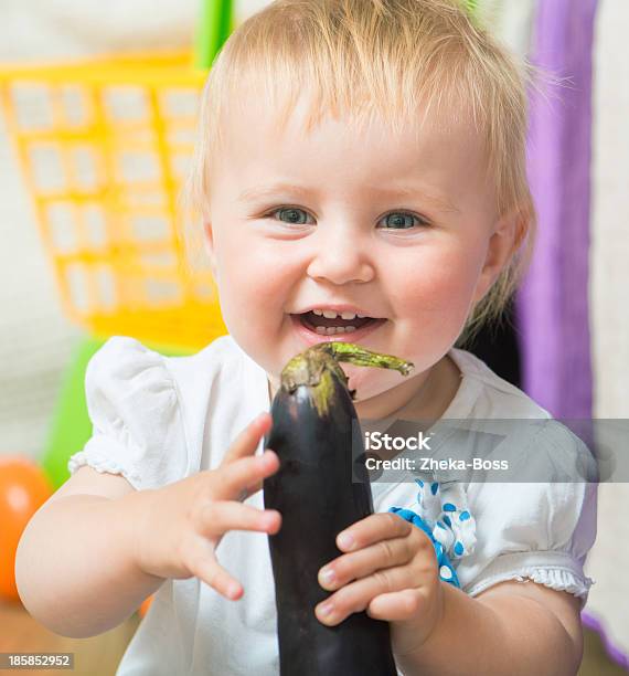 Retrato De Adorável Bebê - Fotografias de stock e mais imagens de Alegria - Alegria, Bebé, Beringela