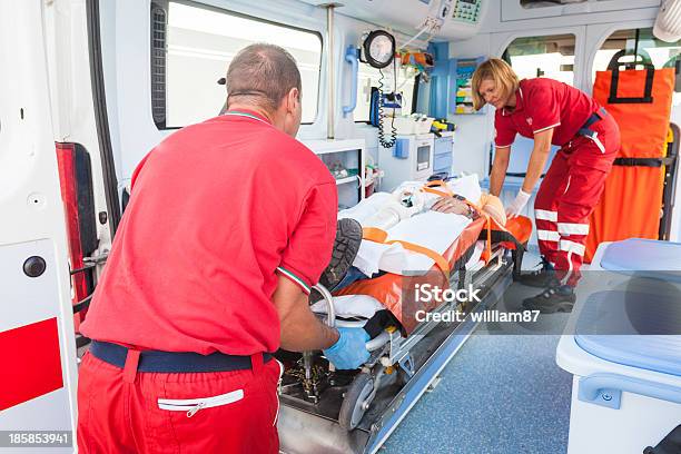 Squadra Di Soccorso Fornire Primo Soccorso - Fotografie stock e altre immagini di Accudire - Accudire, Adulto, Arresto cardiaco