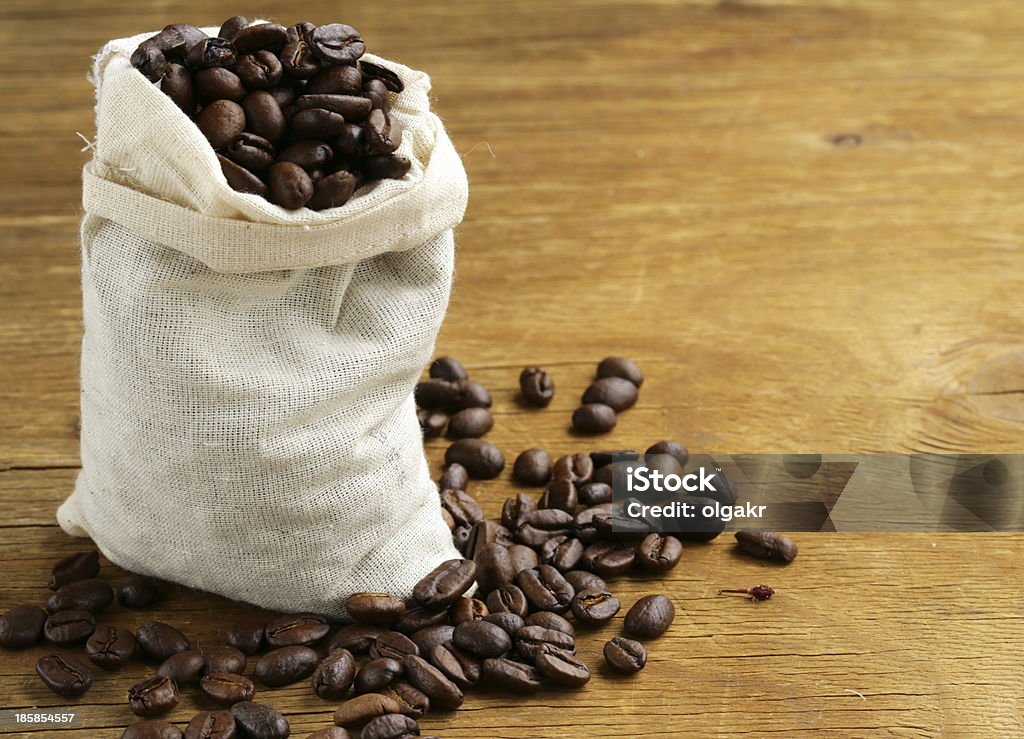 Rôti de grains de café sur une table en bois - Photo de Aliment libre de droits