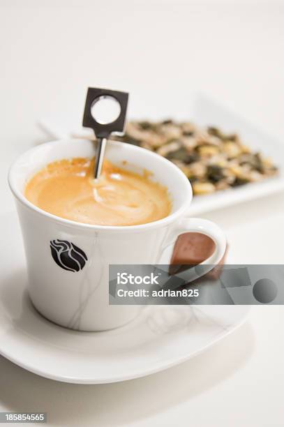 Foto de Preparar Uma Xícara De Café Nespresso e mais fotos de stock de Atividades de Fins de Semana - Atividades de Fins de Semana, Bebida, Biscoito