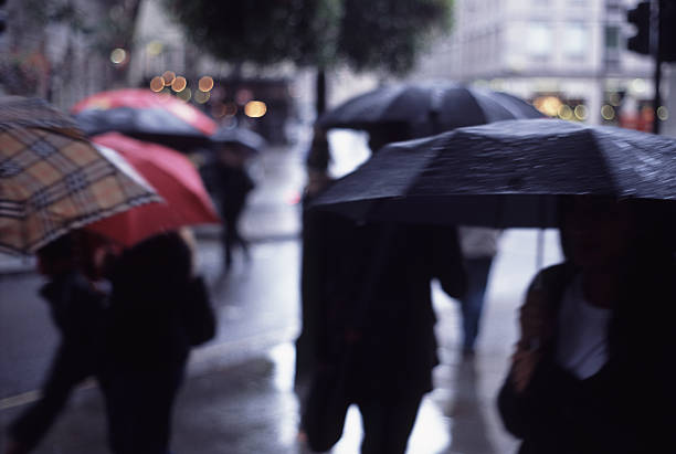 london regnet - london in the rain stock-fotos und bilder