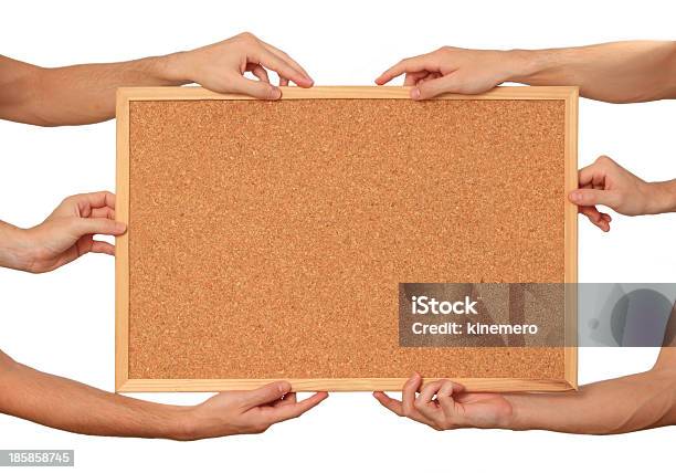 Foto de Muitas Mãos Segurando O Cork Bordo e mais fotos de stock de Cardápio - Cardápio, Coluna de Madeira, Cortiça