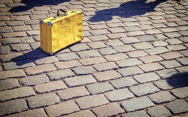 żółty stary vintage walizka - suitcase old fashioned road retro revival zdjęcia i obrazy z banku zdjęć