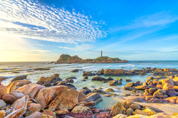 landschaft der kleinen insel mit dem alten leuchtturm bei sonnenuntergang - long exposure rock cloud sky stock-fotos und bilder