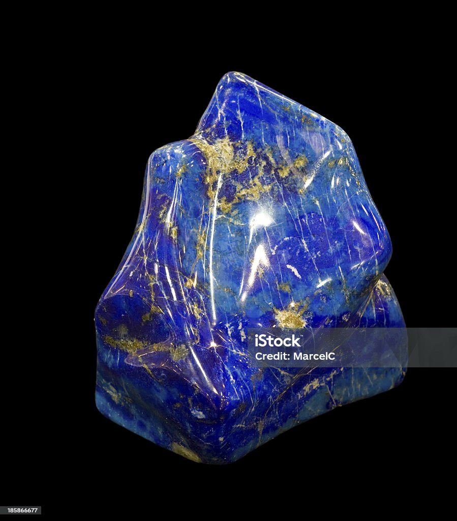 Polido Lapis Lazuli pebble isolado no preto. - Foto de stock de Lapis Lazuli royalty-free