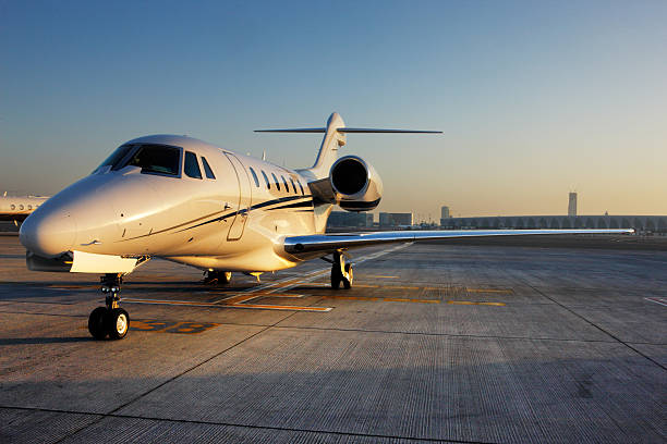 belle forme d'un jet privé - photos de jet photos et images de collection