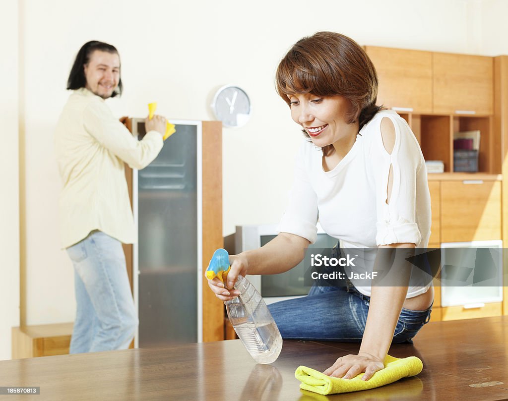 Mulher de limpeza com marido em Casa - Royalty-free 30-39 Anos Foto de stock