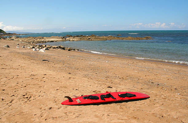 surfboar en una playa, guethary, país vasco-francés, francia. - princess eugenie fotografías e imágenes de stock