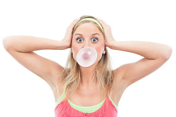 девушка дуть пузырь десен - chewing gum bubble blowing little girls стоковые фото и изображения