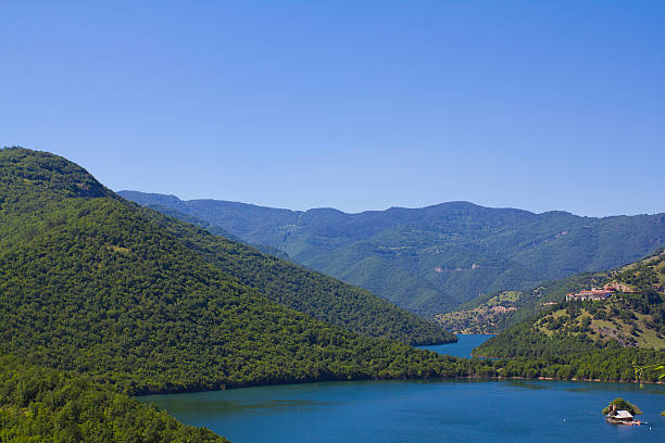 istock Lake in Rodopi mountains 185873973