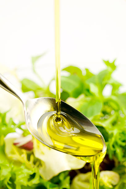 istock Oil stream on the salad 185875213