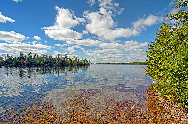 nuvem de reflexos em clear lake - boundary waters canoe area imagens e fotografias de stock
