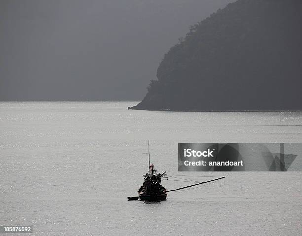 Fisherboat E Isola - Fotografie stock e altre immagini di Ambientazione esterna - Ambientazione esterna, Andare in barca a vela, Asia