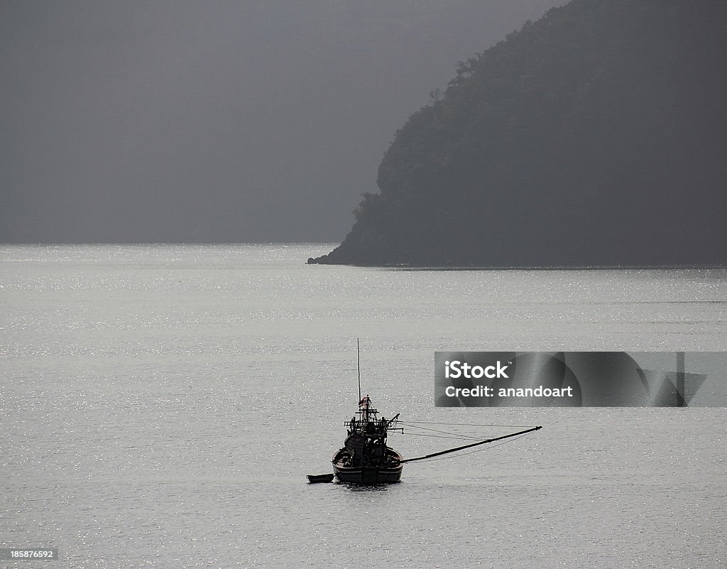 fisherboat i island - Zbiór zdjęć royalty-free (Azja)