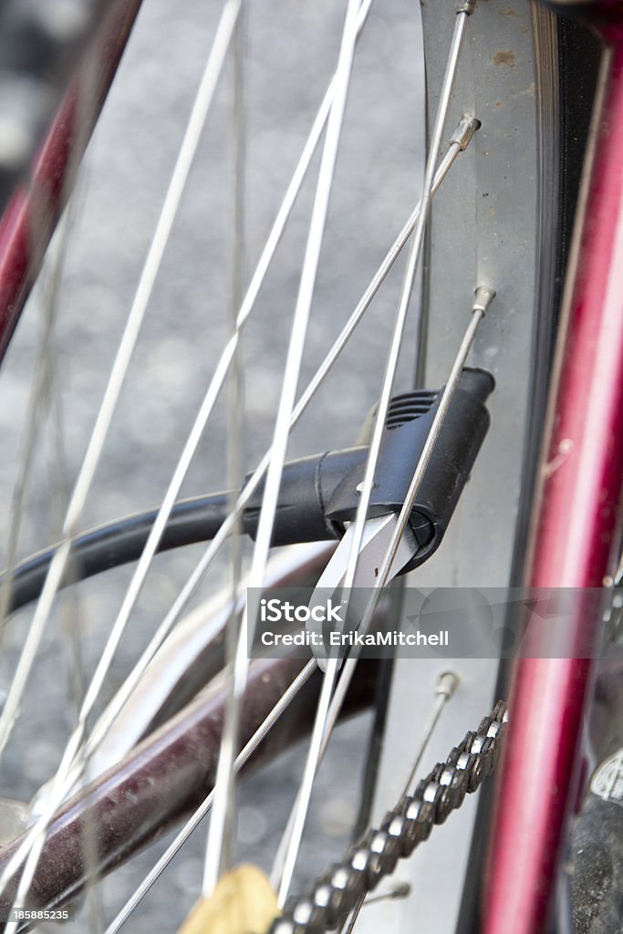 エクササイズ自転車のタイヤ赤 - スポークのロイヤリティフリーストックフォト