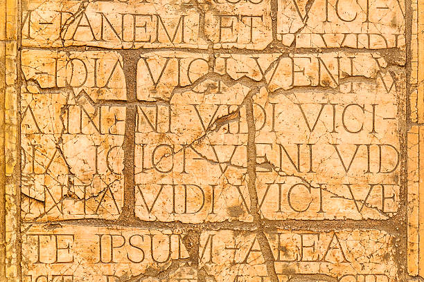 crepe sulla parete con latina iscrizioni e romano lettere. - ancient rome text latin script roman foto e immagini stock