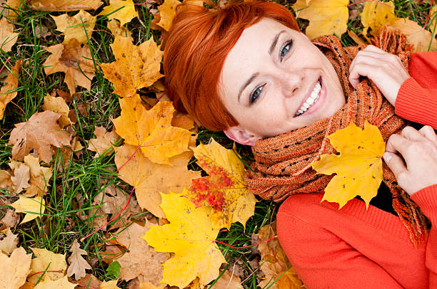 秋のポートレート - autumn women smiling leaf ストックフォトと画像