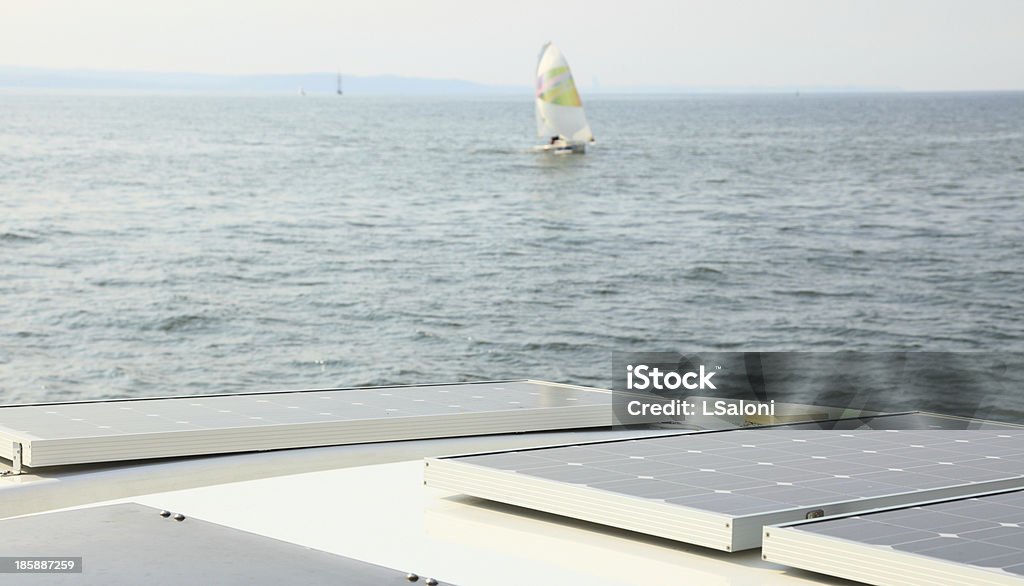 Solarkollektoren Aufladen der Akkus an Bord der sail boat - Lizenzfrei Ausrüstung und Geräte Stock-Foto