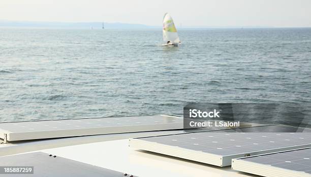 Solarkollektoren Aufladen Der Akkus An Bord Der Sail Boat Stockfoto und mehr Bilder von Ausrüstung und Geräte
