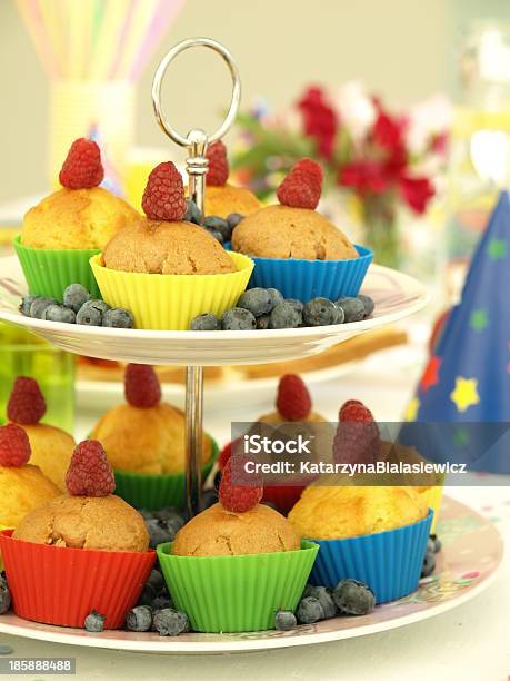 Muffin E Frutta - Fotografie stock e altre immagini di Altopiano - Altopiano, Ambientazione interna, Anniversario