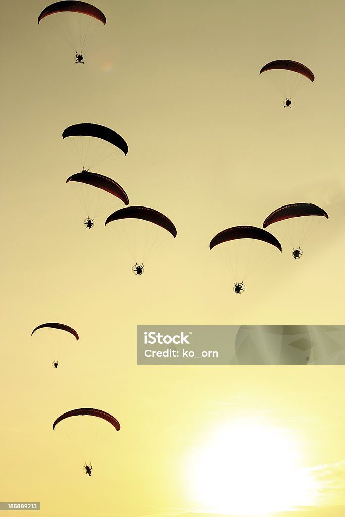 Группа Парапланеризм на фоне заката - Стоковые фото Закат солнца роялти-фри