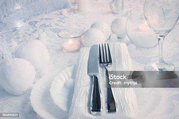 Foto de Configuração De Mesa De Natal e mais fotos de stock de Arranjo - Arranjo, Artigo de decoração, Bola de Árvore de Natal