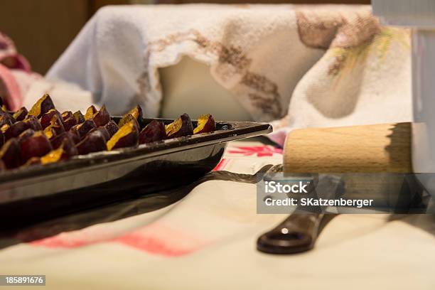 Fazer Doces - Fotografias de stock e mais imagens de Ameixa - Fruta - Ameixa - Fruta, Assadeira - Bandeja, Bandeja - Utensílio doméstico