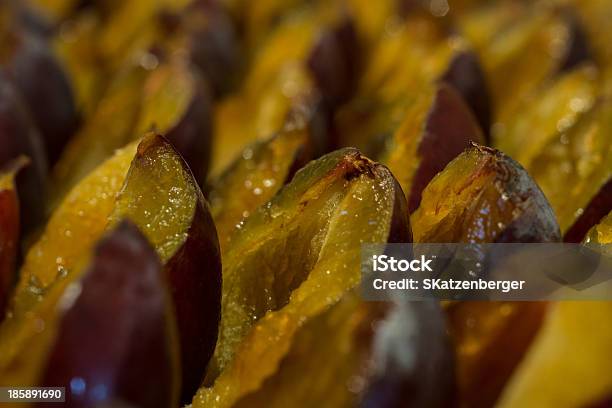 Bolo De Frutas - Fotografias de stock e mais imagens de Ameixa - Fruta - Ameixa - Fruta, Efeito Texturado, Interior