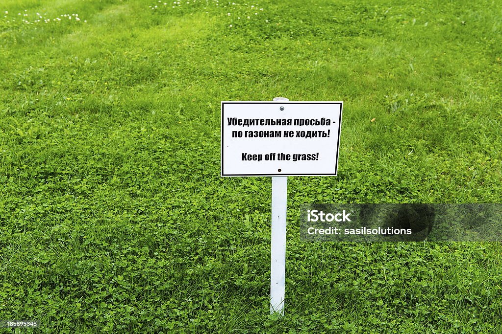 ホワイトのサインボードの緑�の芝生 - ビジネスのロイヤリティフリーストックフォト