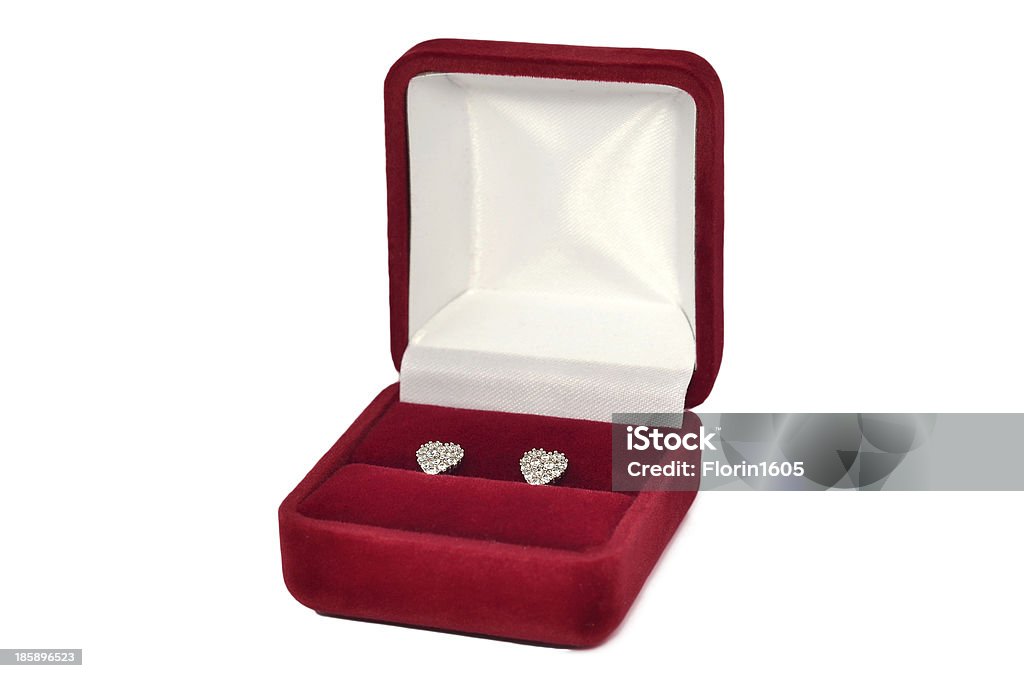 Pendientes de diamantes en forma de corazón en la Caja jewel de rojo - Foto de stock de Accesorio personal libre de derechos