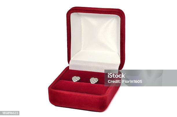 Pendientes De Diamantes En Forma De Corazón En La Caja Jewel De Rojo Foto de stock y más banco de imágenes de Accesorio personal