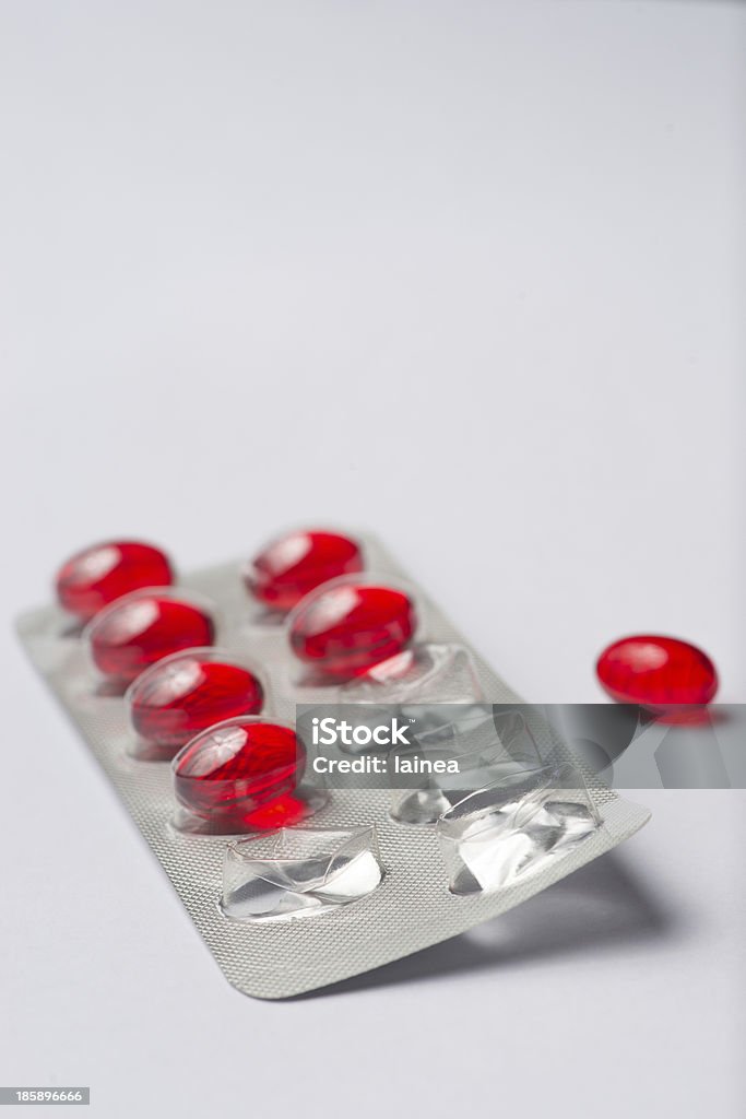 Cápsula roja medicin en paquete de blíster aislados. - Foto de stock de Adicción libre de derechos