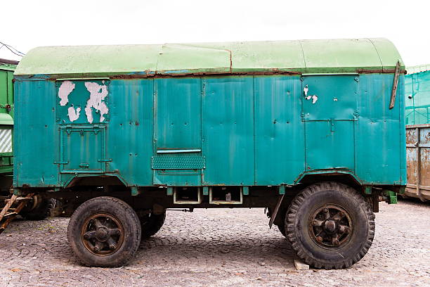 istock Very old rusty vintage truck trailer 185898013