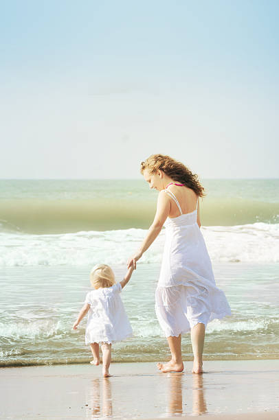 istock Mother and daughter on the beach 185898537
