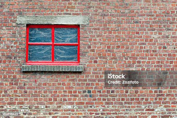 Ziegelmauer Mit Roten Fenster Stockfoto und mehr Bilder von Abstrakt - Abstrakt, Architektur, Architekturberuf