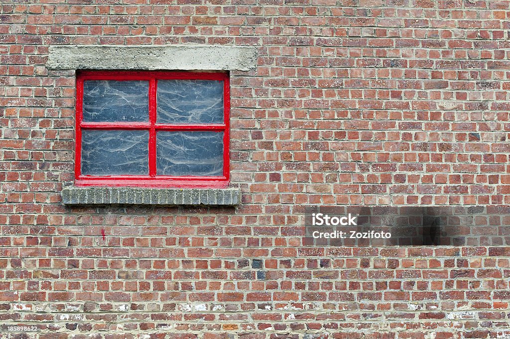 Pared de ladrillo con ventana rojo - Foto de stock de Abstracto libre de derechos
