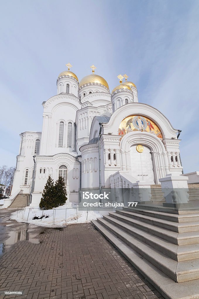 Christi-Verklärungskirche mit block weiter vor gegen Himmel Hintergrund - Lizenzfrei Alt Stock-Foto