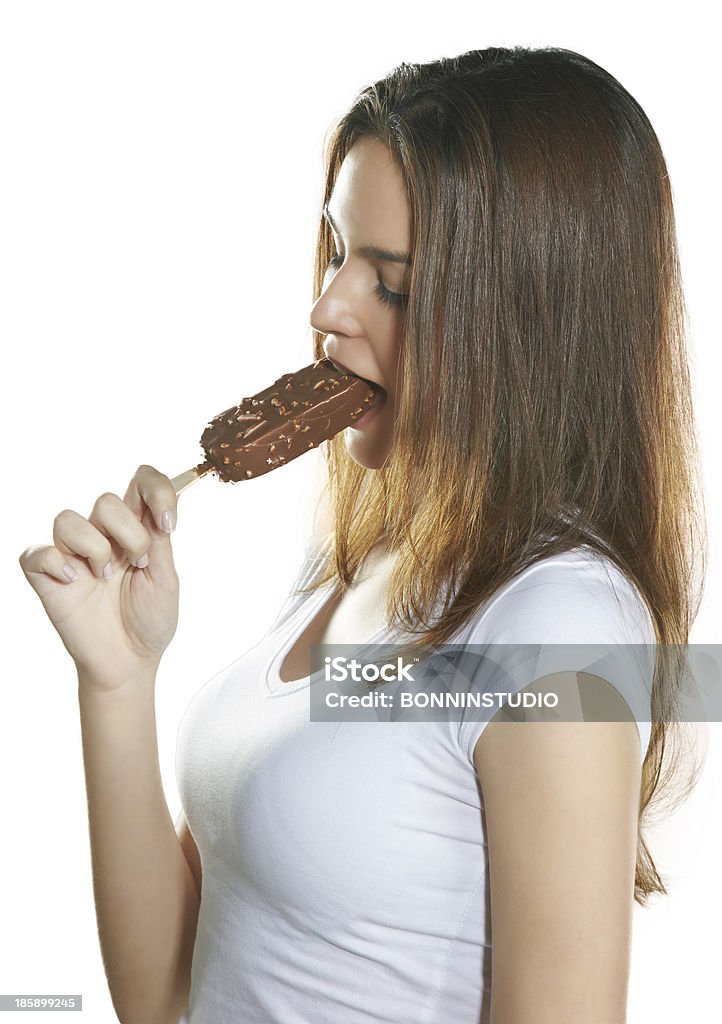 Retrato de una bella mujer joven comiendo delicioso helado - Foto de stock de Adolescente libre de derechos